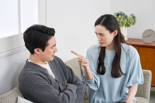 夫婦喧嘩するミドルエイジの夫婦　リビング