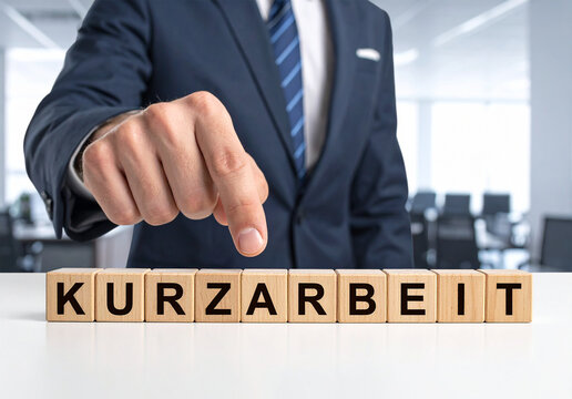Kurzarbeit - Geschäftsmann zeigt auf den Text "Kurzarbeit"