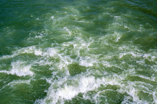 Das austr&ouml;mende Wasser des Lech am Wasserkraftwerk bei Lechbruck