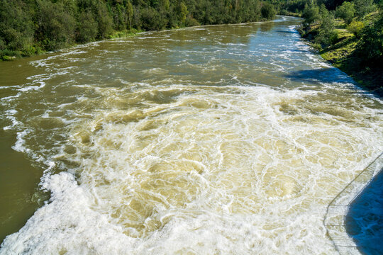 Das ausstr&ouml;mende Wasser des Lech am Wasserkraftwerk bei Kinsau, zwischen Landsberg und Schongau