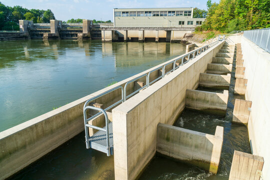 Eine Fischleiter an der Donau als Fischaufstiegshilfe zur Laichwanderung &uuml;ber die Staumauer des Wasserkraftwerks bei Donauw&ouml;rth, gem&auml;&szlig; der EU-Wasserrahmenrichtlinie zur Durchg&auml;ngigkeit der Gew&auml;sser