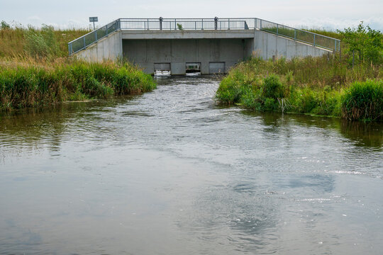 Bei Jengen im Ostallg&auml;u werden die angrenzenden Ortschaften vor dem Hochwasser der Gennach gesch&uuml;tzt. 