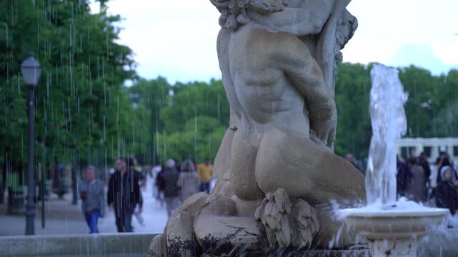 Detalle de la Fuente de la Alcachofa en el Parque del Retiro de Madrid, uno de los conjuntos ornamentales m&aacute;s conocidos del hist&oacute;rico jard&iacute;n madrile&ntilde;o.