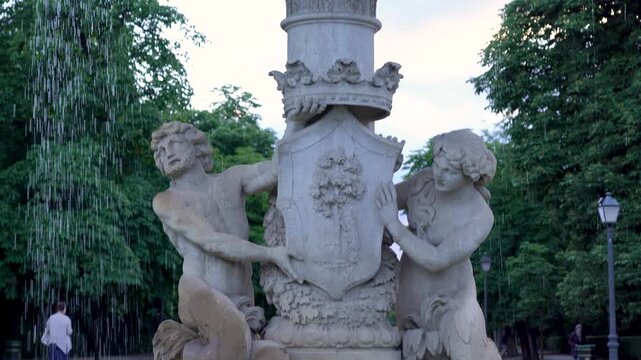 Detalle de la Fuente de la Alcachofa en el Parque del Retiro de Madrid, uno de los conjuntos ornamentales m&aacute;s conocidos del hist&oacute;rico jard&iacute;n madrile&ntilde;o.