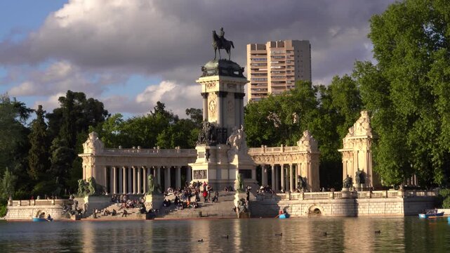 Vista panor&aacute;mica del lago del Parque del Retiro de Madrid, Espa&ntilde;a. Mayo de 2026.