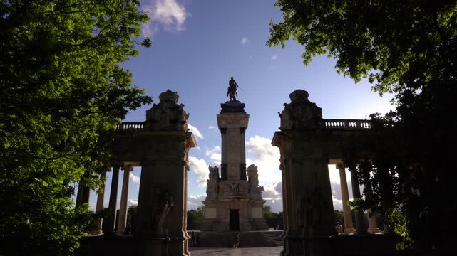 Escultura ecuestre junto al lago del Parque del Retiro, en el Monumento a Alfonso XII, enmarcada entre las columnas de este emblem&aacute;tico conjunto monumental de Madrid.