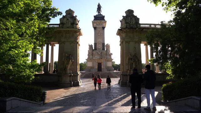 Escultura ecuestre junto al lago del Parque del Retiro, en el Monumento a Alfonso XII, enmarcada entre las columnas de este emblem&aacute;tico conjunto monumental de Madrid.