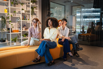 Naklejka premium Diverse women collaborating during an informal office meeting