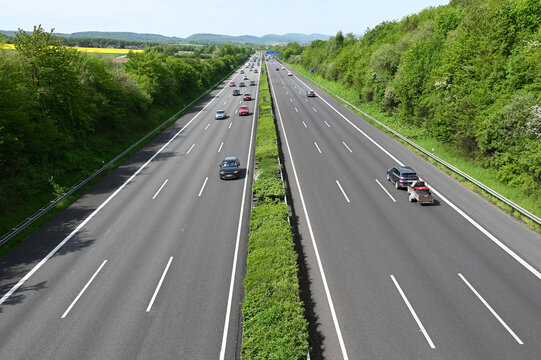 Die Autobahn A2 im Schaumburger Land an einem Fr&uuml;hlingstag