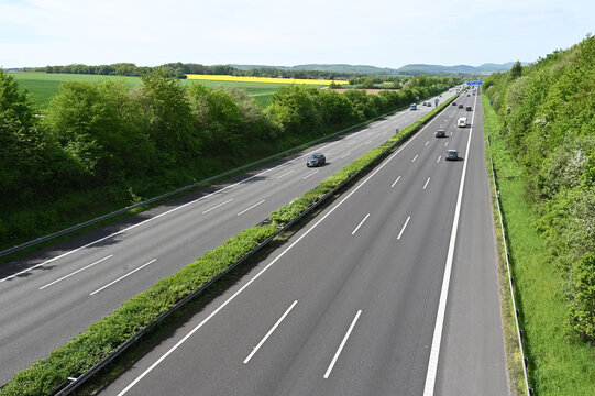 Die Autobahn A2 im Schaumburger Land an einem Fr&uuml;hlingstag