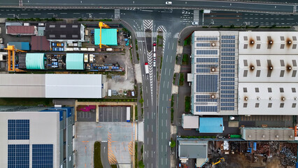 工場、産業、倉庫、建物、道路、交通、製造業、ソーラーパネル、太陽光発電、都市、社会、ドローン、空撮、真俯瞰、俯瞰、ハイアングル、展望、パノラマ、風景、景観、景色、鳥瞰図、上から見た、見下ろす、真上、航空写真、衛星写真、現代、都会、建設、ビル、日本、街、経済、不動産、開発、ビジネス、インフラ、町工場、自動車、物流、ロジスティクス、交差点、駐車場、センター、集配、バラック、屋根、建築 © metamorworks