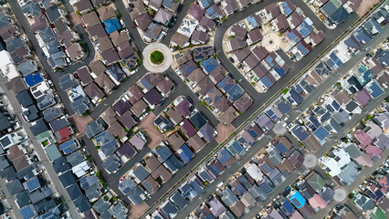 住宅、住宅地、真俯瞰、ドローン、空撮、真上、建築、不動産、公園、都市、住宅街、道路、屋根、ソーラーパネル、太陽光発電、俯瞰、ハイアングル、展望、パノラマ、風景、景観、景色、鳥瞰図、上から見た、見下ろす、航空写真、衛星写真、社会、現代、都会、建設、日本、街、経済、開発、行政、公共、交通、モビリティ、自動車、ラウンドアバウト、住まい、暮らし、街並み、建物、引越し、宅配、環境、地域 © metamorworks