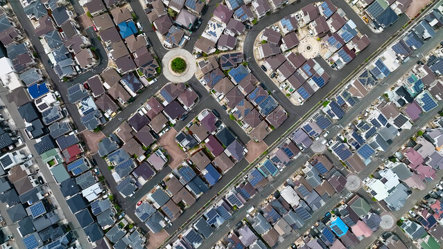 住宅、住宅地、真俯瞰、ドローン、空撮、真上、建築、不動産、公園、都市、住宅街、道路、屋根、ソーラーパネル、太陽光発電、俯瞰、ハイアングル、展望、パノラマ、風景、景観、景色、鳥瞰図、上から見た、見下ろす、航空写真、衛星写真、社会、現代、都会、建設、日本、街、経済、開発、行政、公共、交通、モビリティ、自動車、ラウンドアバウト、住まい、暮らし、街並み、建物、引越し、宅配、環境、地域