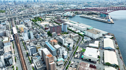 社会、交通、都市、ドローン、俯瞰、空撮、不動産、建設、鉄道、線路、マンション、ビル、ハイアングル、展望、パノラマ、風景、景観、景色、鳥瞰図、上から見た、見下ろす、真俯瞰、真上、航空写真、衛星写真、現代、都会、ビル群、日本、街、経済、ゼネコン、デベロッパー、開発、建築、町並み、観光、旅行、行政、公共、地方、自治体、地域、ビジネス、産業、インフラ、道路、モビリティ、自動車、クルマ © metamorworks