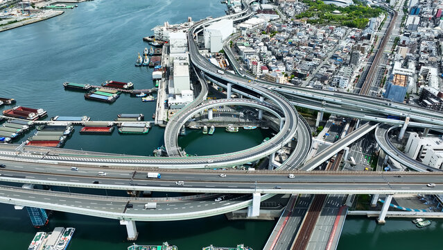 都市と道路の風景ドローン空撮
