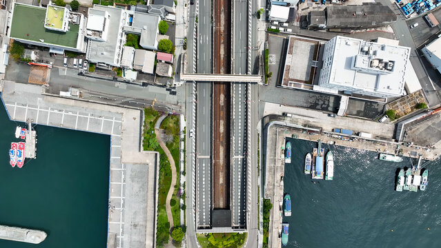 都市と道路の真俯瞰ドローン空撮