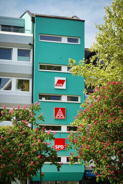 Die gr&uuml;ne Fassade des Geb&auml;udes in der J&ouml;rg-Ratgeb-Stra&szlig;e in Pforzheim mit Sitz der regionalen SPD, des DGB und der IGM