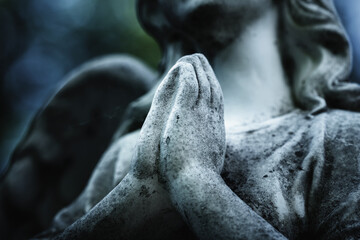 Naklejka premium Spiritual monochrome angel statue representing prayer and remembrance