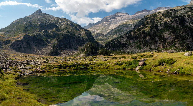 Vistas panor&aacute;micas del macizo del Aneto desde el Plan d&rsquo; Aigualluts, en el Parque Natural de Posets-Maladeta, provincia de Huesca, Aragon, Espa&ntilde;a