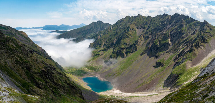 Vista panoramica de El Estanhon des Pois o Lac dels Puis (2,055 m), situado en la Val d'Aran, Pirineo catal&aacute;n, provincia de Lleida, Catalu&ntilde;a, Espa&ntilde;a
 