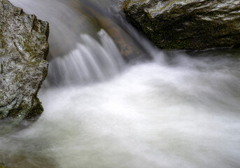 Obraz premium A beautiful Quebec waterfall on a rainy day