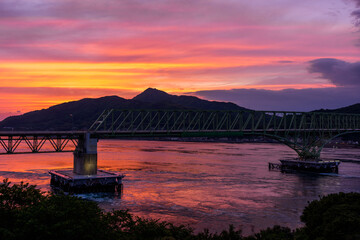 周防大島から望む夕焼けの大島大橋と本州の絶景 © ibuki