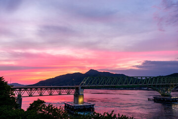 周防大島から望む夕焼けの大島大橋と本州の絶景 © ibuki