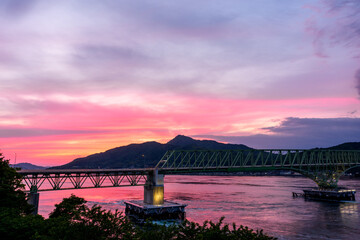 周防大島から望む夕焼けの大島大橋と本州の絶景 © ibuki