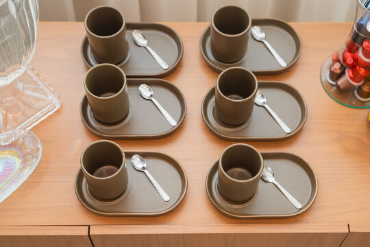 Conjunto de 6 canecas de cer&acirc;mica de caf&eacute; com colheres em mesa