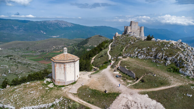Vista aerea del Castello di Rocca Calascio in Abruzzo, Italia &ndash; Fortezza medievale resa celebre dal film Ladyhawke