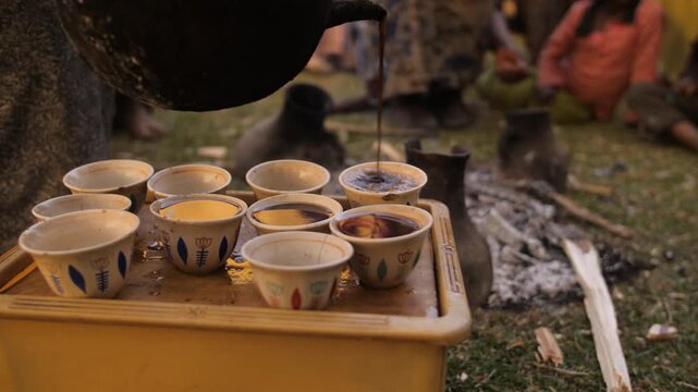 Une femme sert un authentique caf&eacute; &eacute;thiopien dans des tasses &agrave; partager avec la communaut&eacute;, en &Eacute;thiopie