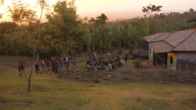 Le village se rassemble pour la c&eacute;r&eacute;monie du caf&eacute; et pour boire le caf&eacute;, Ethiopie