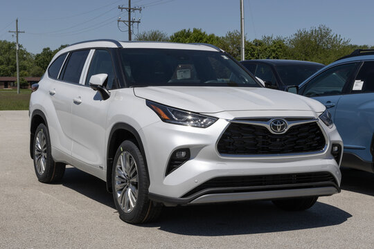 Toyota Highlander HEV Platinum AWD SUV display. Toyota offers the Highlander with a 2.5L Hybrid 4-Cylinder engine. MY:2026