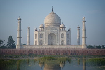 Obraz premium Taj Mahal, Standing majestically on the banks of River Yamuna