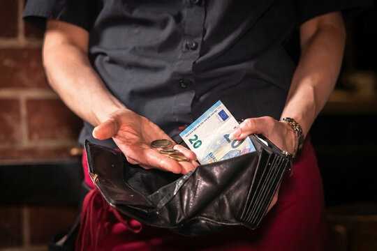 Kellnerin z&auml;hlt Geld 