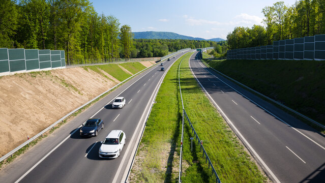 Nowa droga szybkiego ruchu w g&oacute;rskim krajobrazie