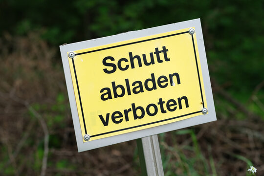 Schild "Schutt abladen verboten" an einem Waldrand. Deutschland