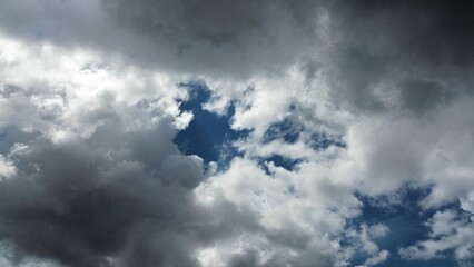 Obraz premium gllomy sky with dark gray clouds 