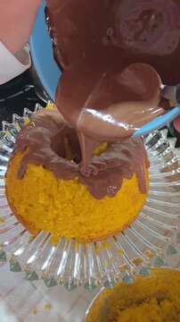 bolo com camada de chocolate delicioso 