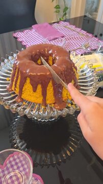 bolo com camada de chocolate delicioso 