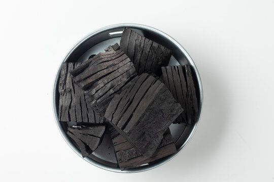숯은 참나무 따위를 구워서 만든 숯.
Charcoal is charcoal made by burning oak wood, etc.
