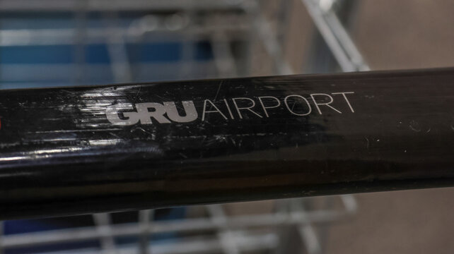 Detalhe de banco com a identifica&ccedil;&atilde;o GRU Airport no Aeroporto Internacional de Guarulhos, representando infraestrutura, espera e ambiente do terminal em Guarulhos, SP, 10 de maio de 2026.