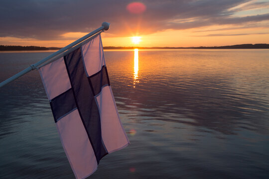 Finnische Flagge im Sonnenuntergang