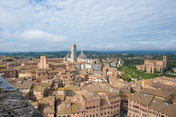 Obraz premium Duomo di Siena surrounded by close-knit buildings of Siena