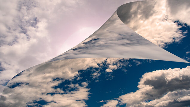 Fotos abstractas en tonos azules que presentan nubes blancas sobre un cielo azul, con una forma de hoja doblada y una luz brillante en el centro.