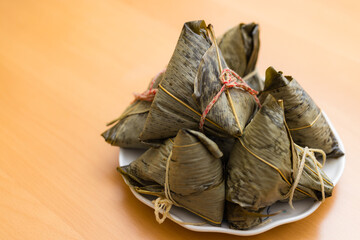 Obraz premium Pile of traditional rice dumplings wrapped in bamboo leaves