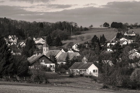 Village comtois au milieu des collines