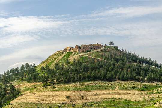 The scenic views of Ravanda Castle, locally known as Ravanda Kalesi, are situated on a hill west of the village of Belen&ouml;z&uuml;, in the province of Kilis, Turkey. 