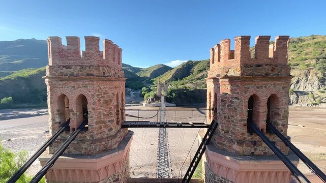Puente Mendez de piedra entre Sucre Chuquisaca y Potos&iacute; sobre el R&iacute;o Pilcomayo.
