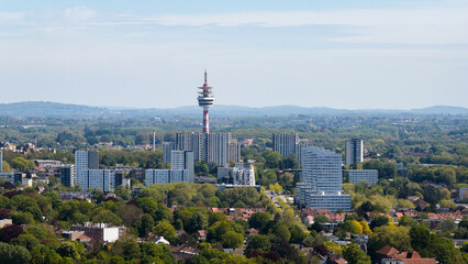 Vue aérienne d la ville de Mons-en-Baroeul dans le département du Nord, régions Hauts de France et la tour hertzienne de Villeneuve d'Ascq © Alexandre